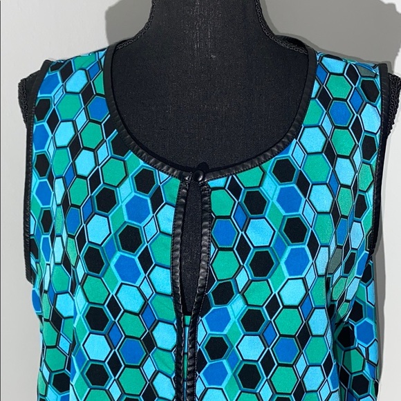 APT. 9 Top - Picture 3 of 6